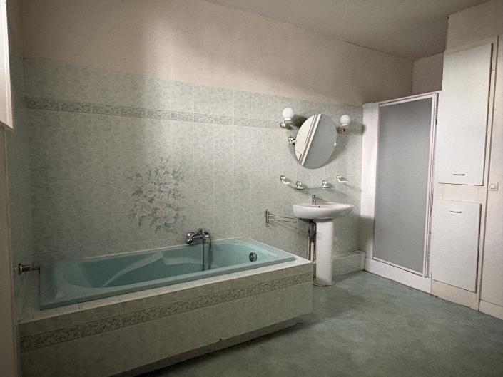 Image No.11-2 Bed Commercial for sale