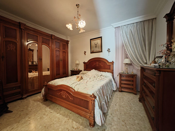 Image No.12-5 Bed Townhouse for sale