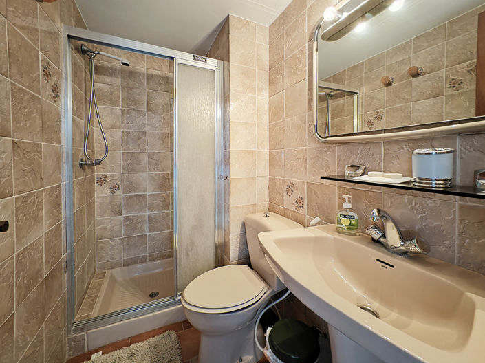 Image No.18-5 Bed Apartment for sale