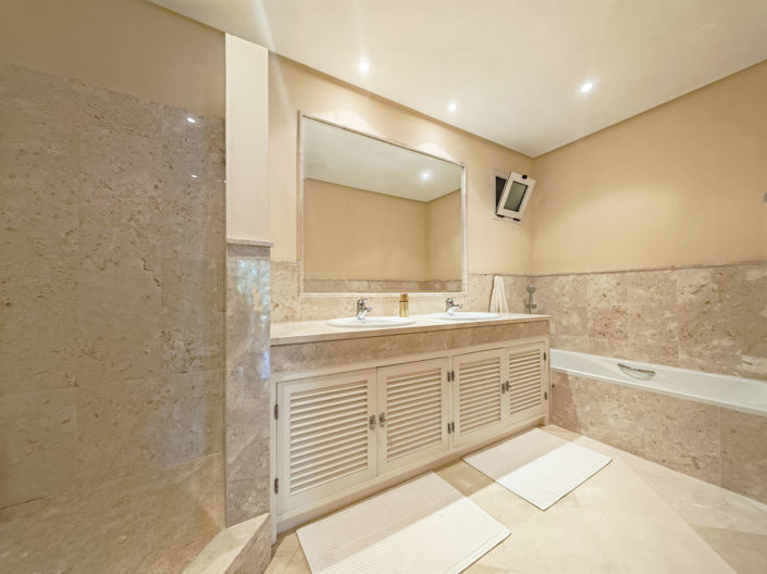 Image No.10-2 Bed Property for sale