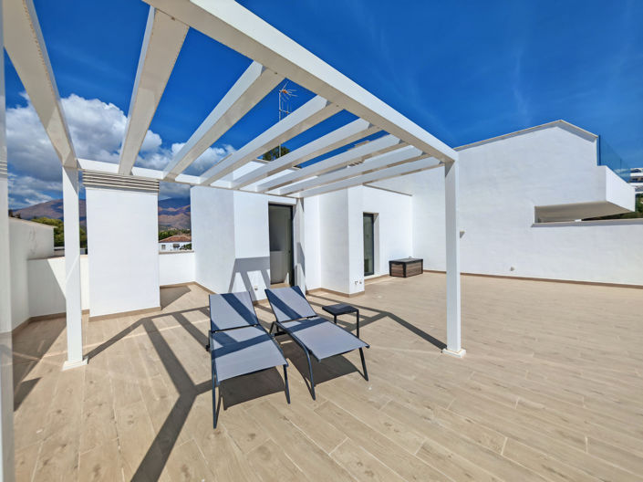 Image No.20-4 Bed Property for sale