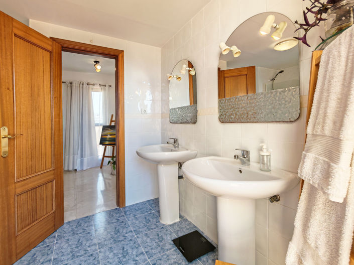 Image No.14-3 Bed Property for sale