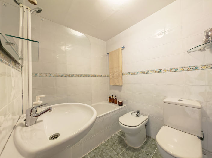 Image No.17-3 Bed Property for sale