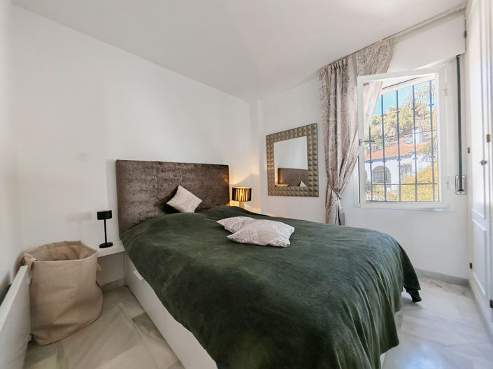 Image No.12-3 Bed Property for sale