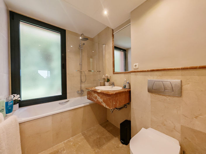 Image No.13-3 Bed Property for sale