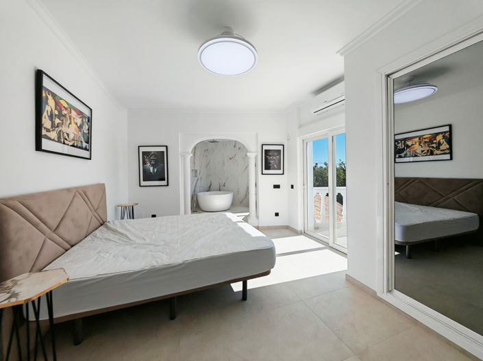 Image No.11-9 Bed Villa for sale
