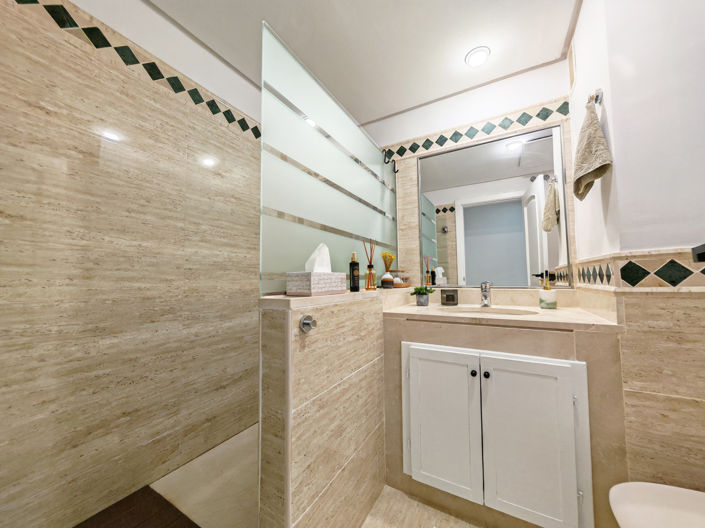Image No.12-2 Bed Property for sale
