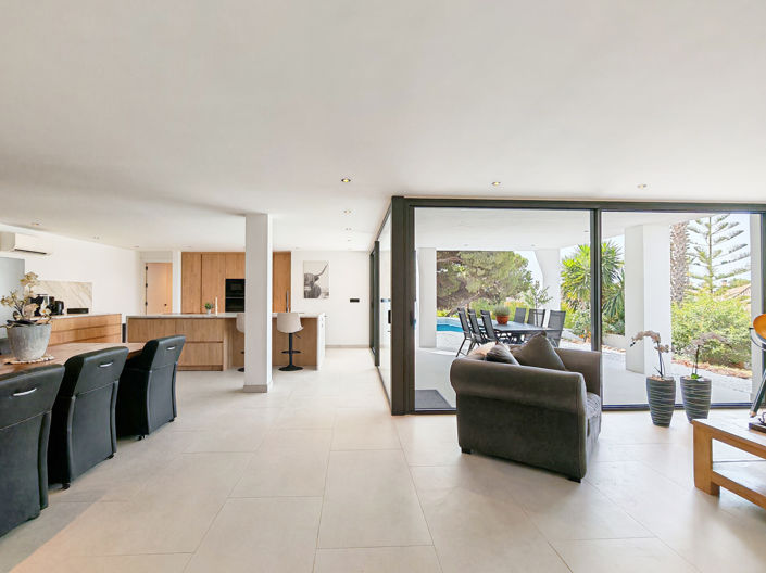 Image No.4-8 Bed Villa for sale