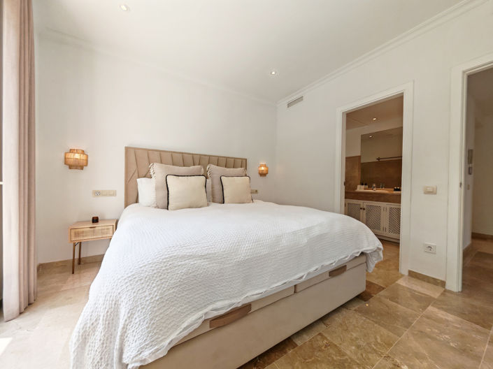 Image No.10-2 Bed Property for sale