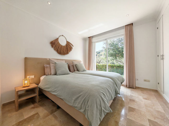 Image No.12-2 Bed Property for sale