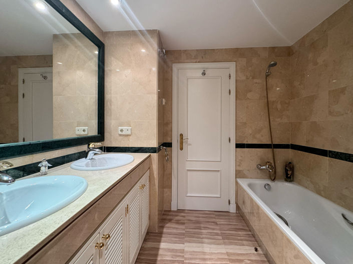 Image No.18-3 Bed Apartment for sale