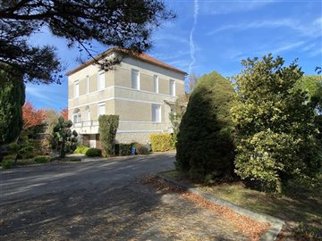 1 - Montbron, Maison