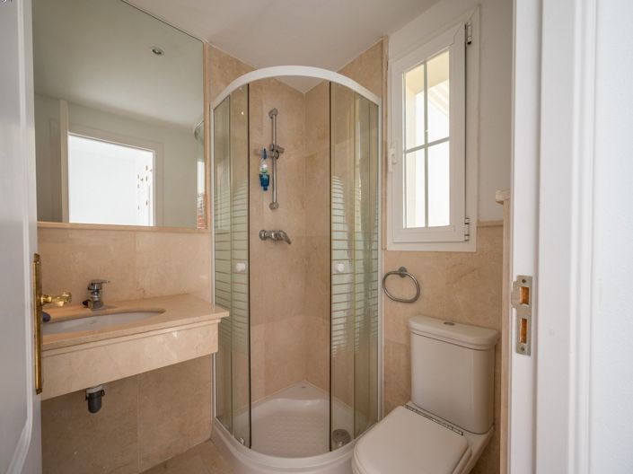 Image No.17-4 Bed Townhouse for sale