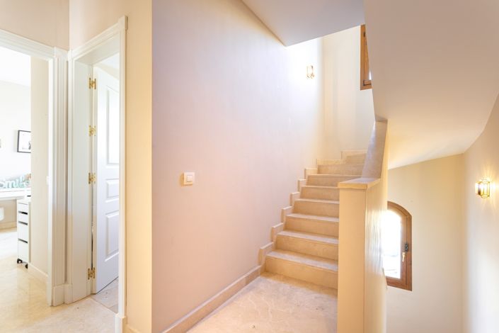 Image No.13-4 Bed Townhouse for sale