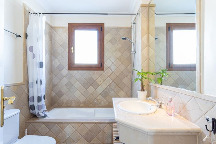 Image No.25-4 Bed Townhouse for sale