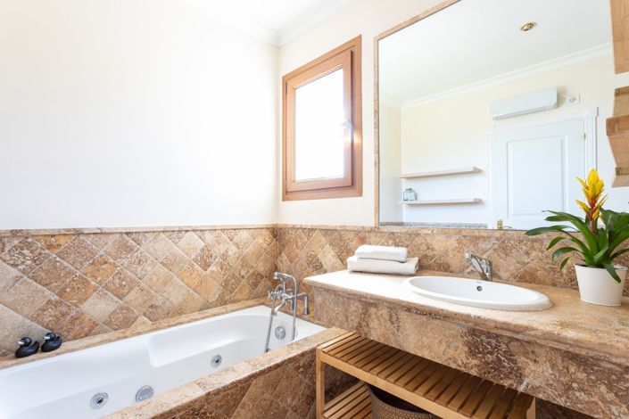 Image No.26-4 Bed Townhouse for sale