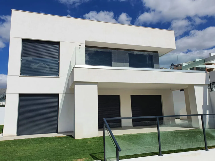 Image No.1-4 Bed Villa for sale