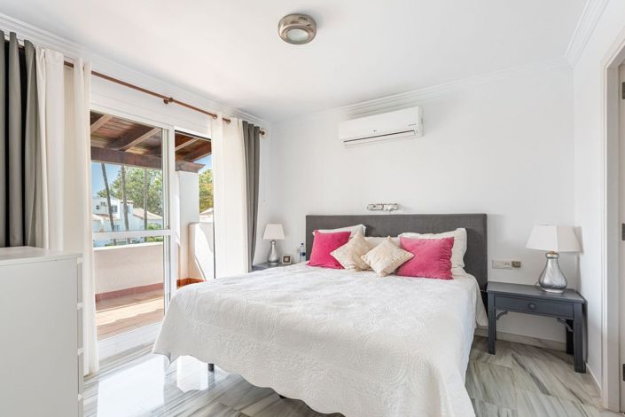 Image No.17-3 Bed Townhouse for sale