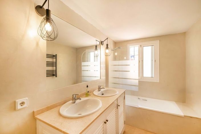 Image No.12-3 Bed Townhouse for sale