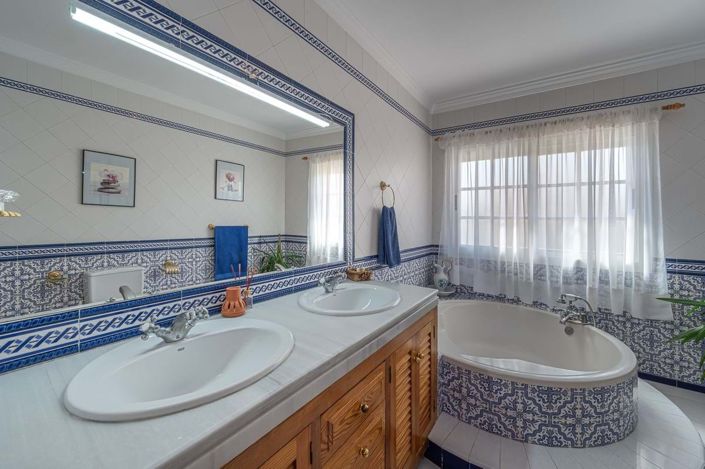 Image No.11-8 Bed Villa for sale