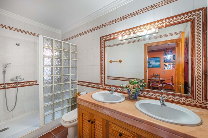 Image No.14-8 Bed Villa for sale