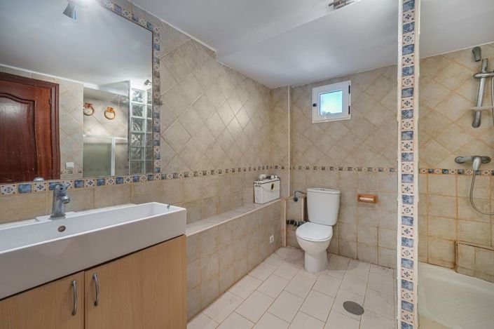 Image No.20-8 Bed Villa for sale