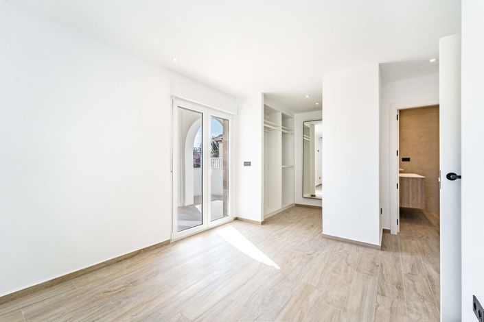 Image No.28-4 Bed Villa for sale