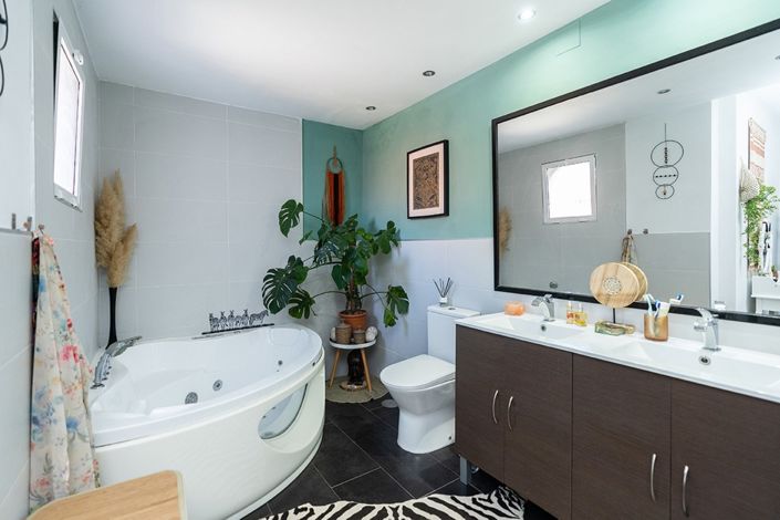 Image No.17-3 Bed Townhouse for sale