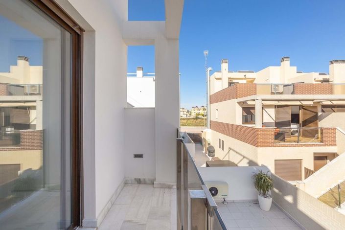 Image No.15-3 Bed Townhouse for sale