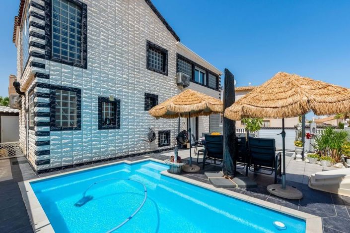 Image No.3-Villa de 4 chambres à vendre à Orihuela Costa