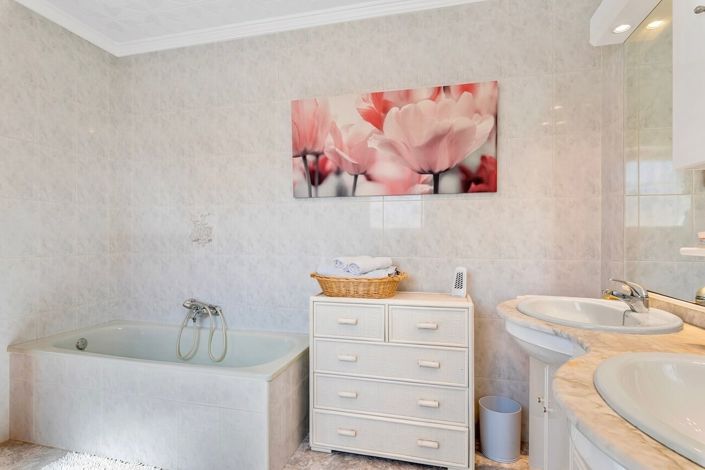 Image No.18-3 Bed Villa for sale