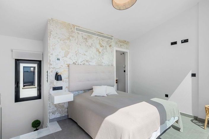 Image No.9-3 Bed Townhouse for sale