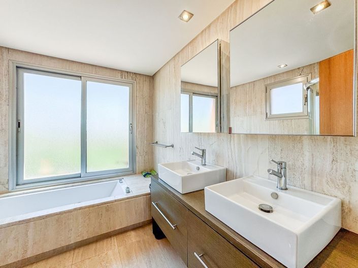 Image No.23-4 Bed Townhouse for sale