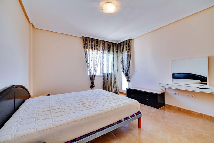 Image No.10-3 Bed Townhouse for sale