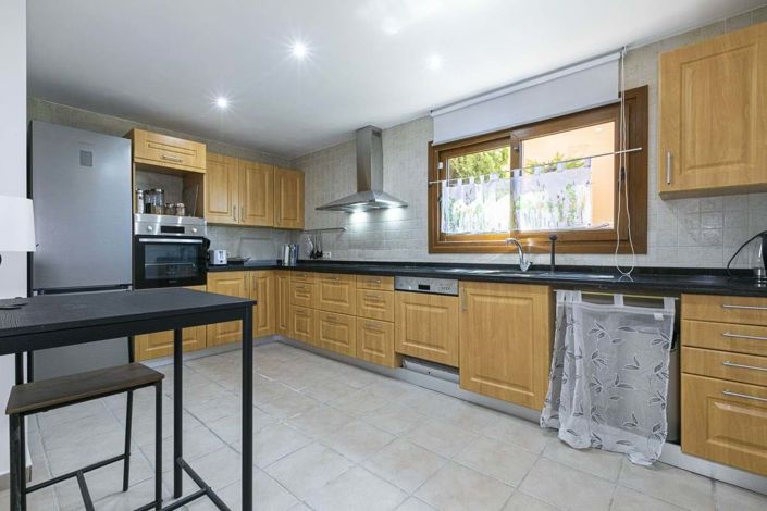 Image No.17-5 Bed Townhouse for sale