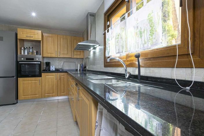 Image No.18-5 Bed Townhouse for sale