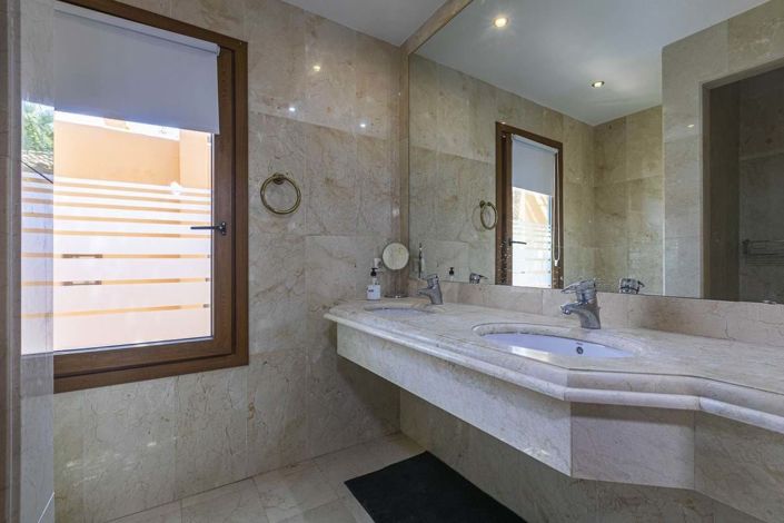 Image No.25-5 Bed Townhouse for sale