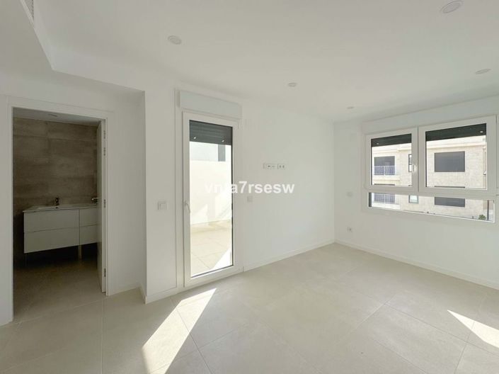 Image No.14-3 Bed Townhouse for sale