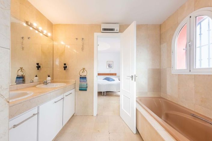 Image No.18-Maison de ville de 4 chambres à vendre à Estepona