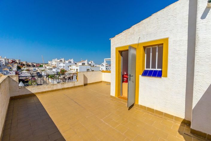 Image No.24-3 Bed Townhouse for sale