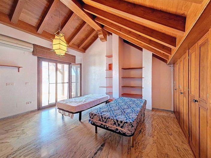 Image No.16-4 Bed Townhouse for sale