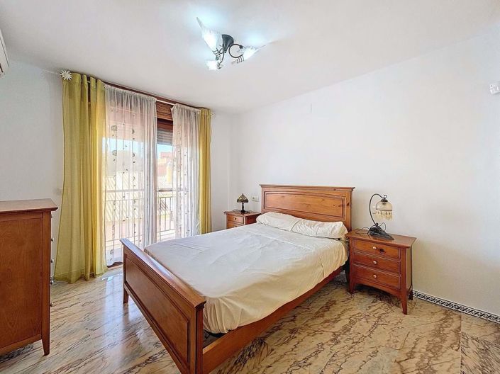 Image No.20-4 Bed Townhouse for sale