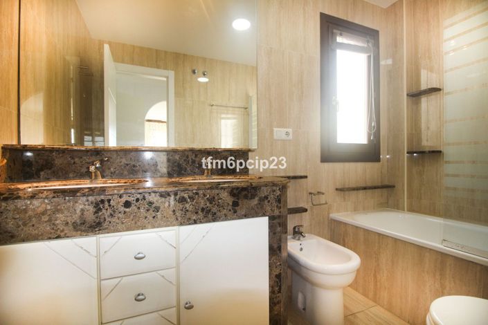 Image No.26-5 Bed Townhouse for sale