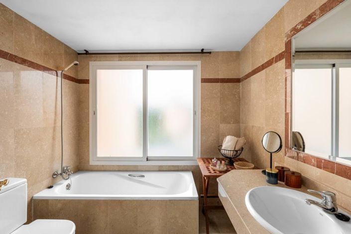 Image No.12-4 Bed Townhouse for sale