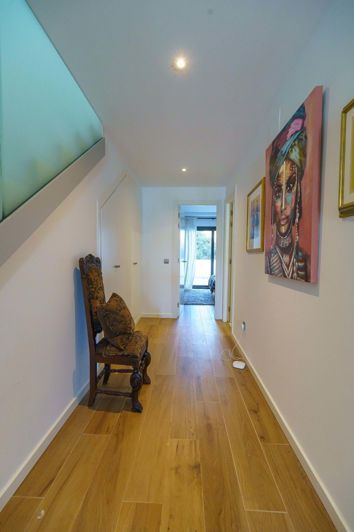 Image No.28-2 Bed Apartment for sale