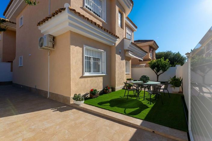 Image No.3-Villa de 4 chambres à vendre à Orihuela Costa