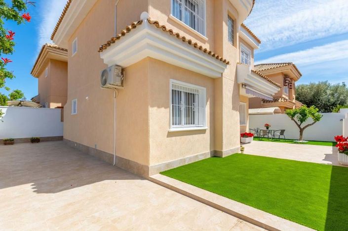 Image No.4-Villa de 4 chambres à vendre à Orihuela Costa
