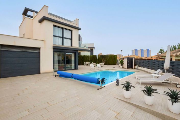 Image No.1-4 Bed Villa for sale