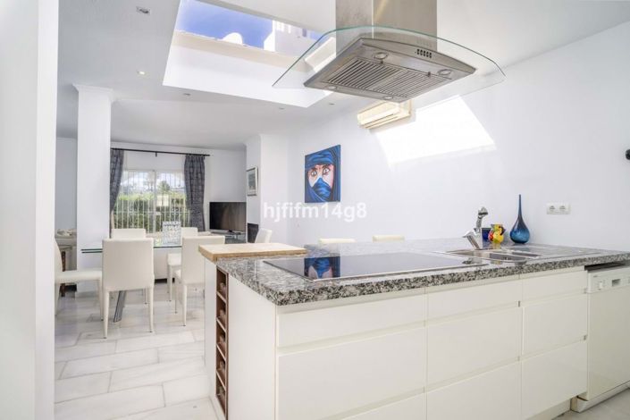 Image No.11-3 Bed Townhouse for sale