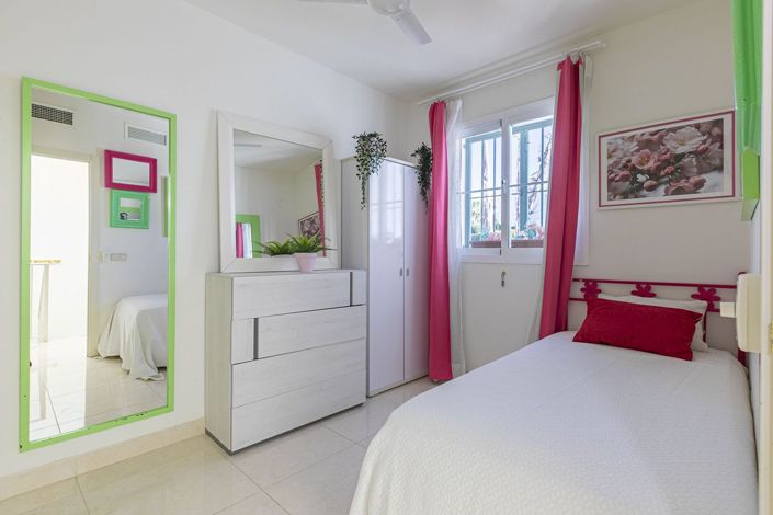 Image No.25-4 Bed Townhouse for sale